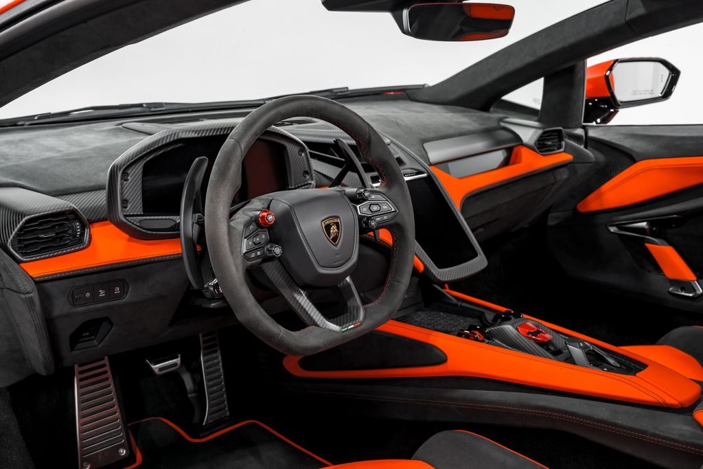 2024 Lamborghini Revuelto — photo 3 of 4