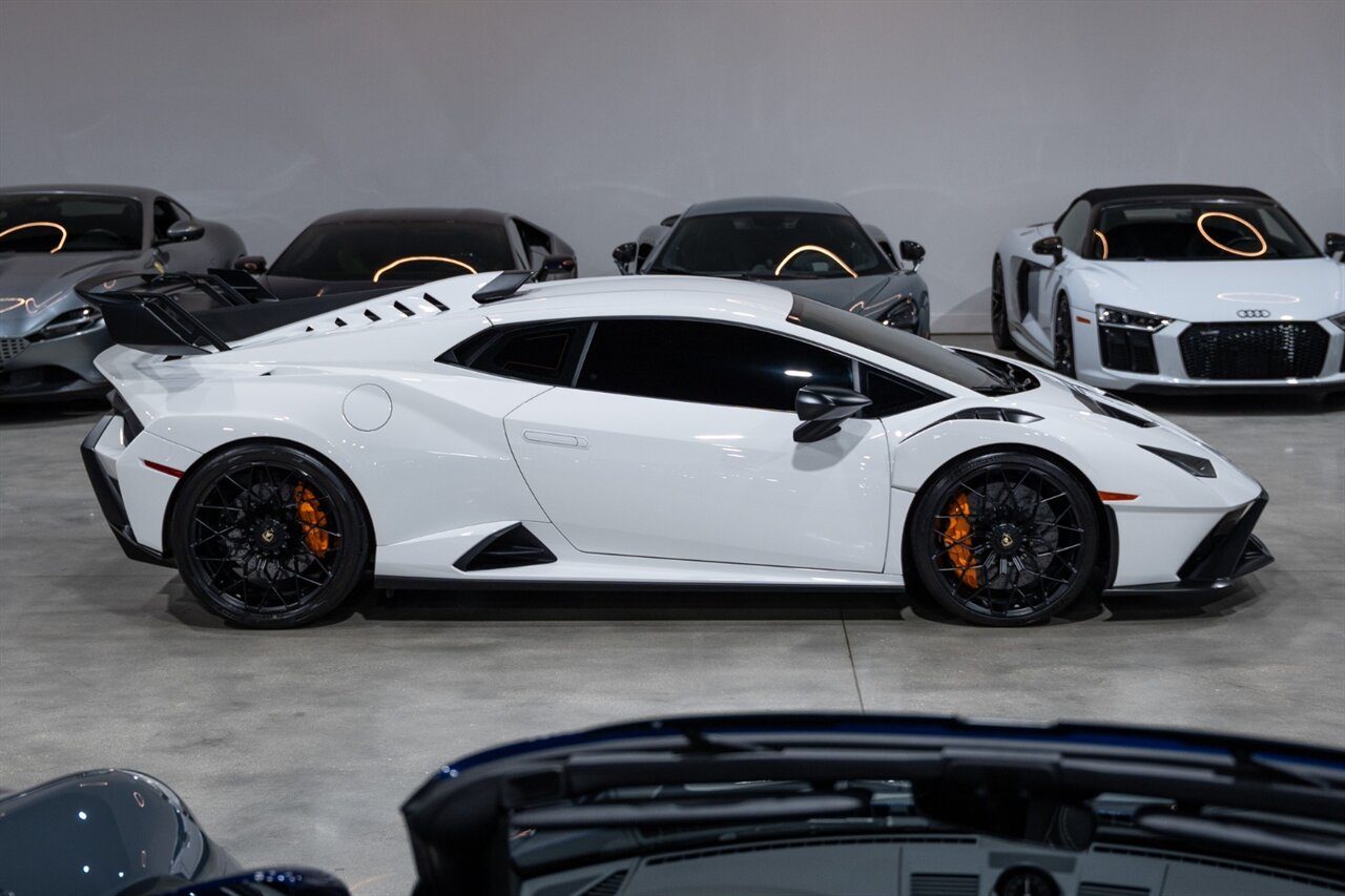2022 Lamborghini Huracan STO — photo 2 of 4