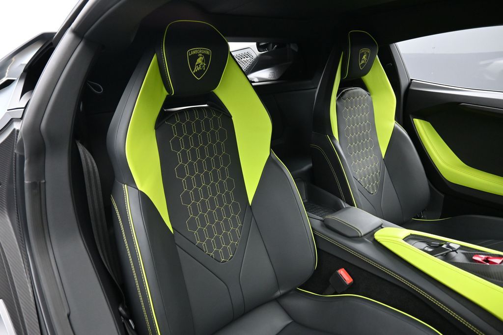 2024 Lamborghini Revuelto — photo 4 of 4