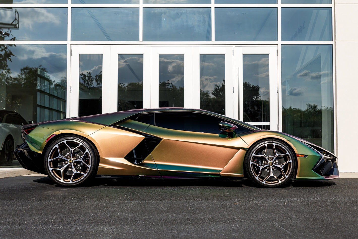 2024 Lamborghini Revuelto — photo 2 of 4