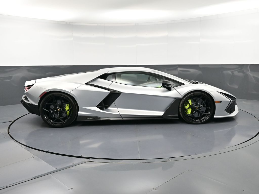 2024 Lamborghini Revuelto — photo 2 of 4