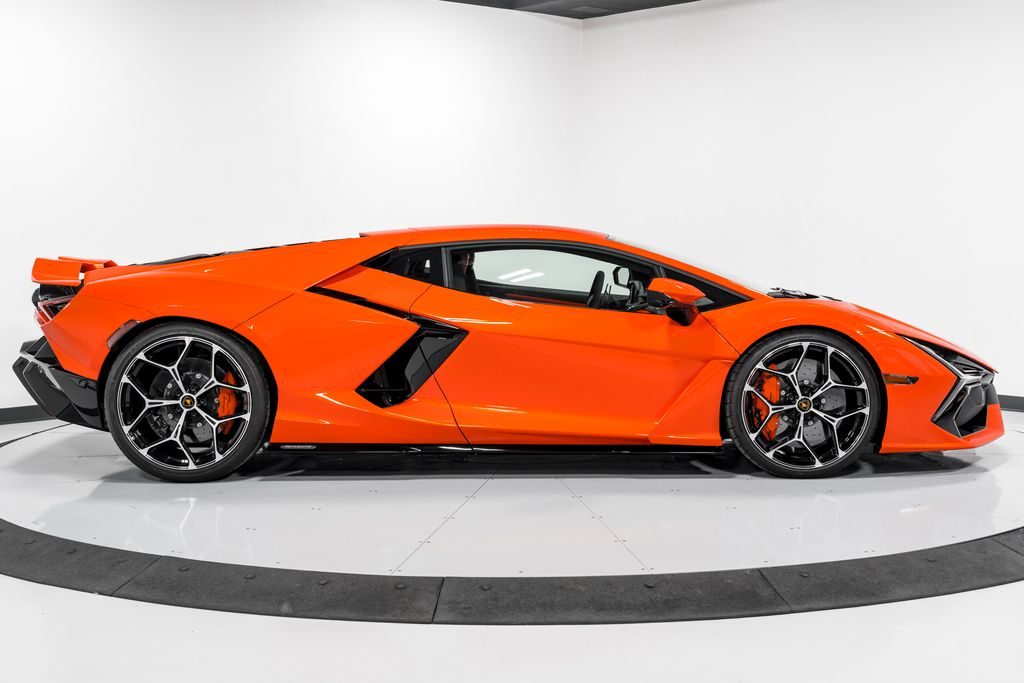 2024 Lamborghini Revuelto — photo 2 of 4