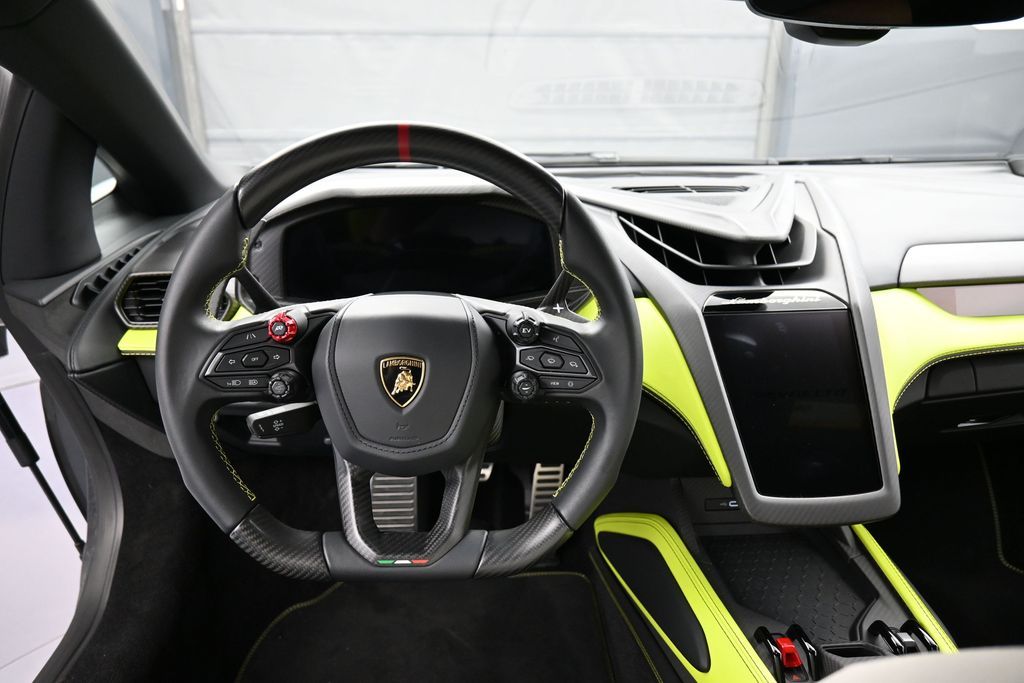 2024 Lamborghini Revuelto — photo 3 of 4