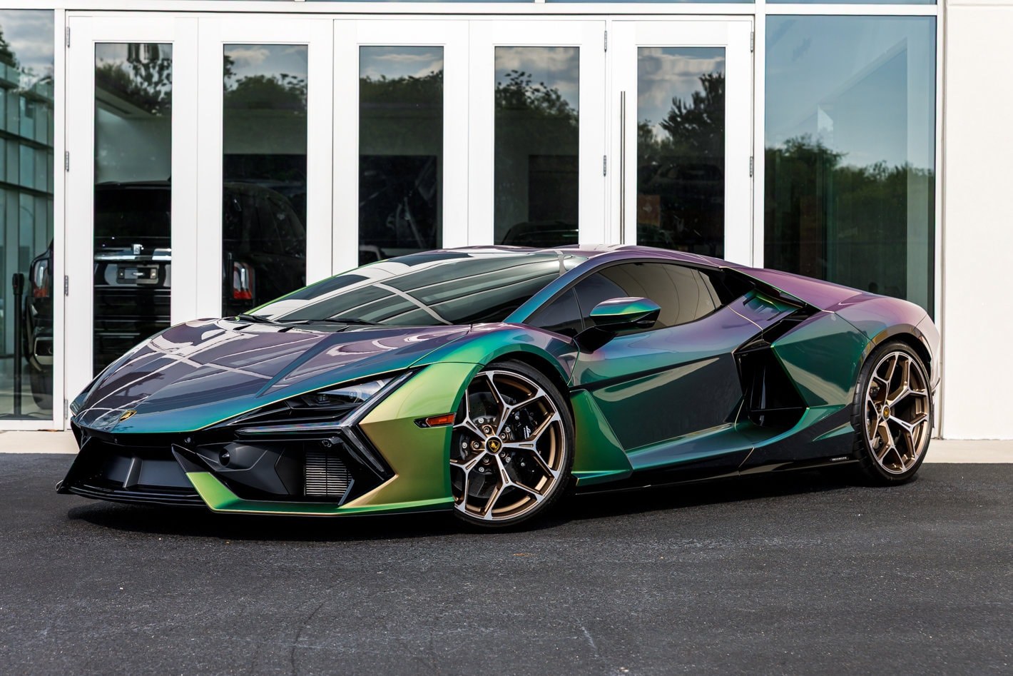 2024 Lamborghini Revuelto — photo 1 of 4