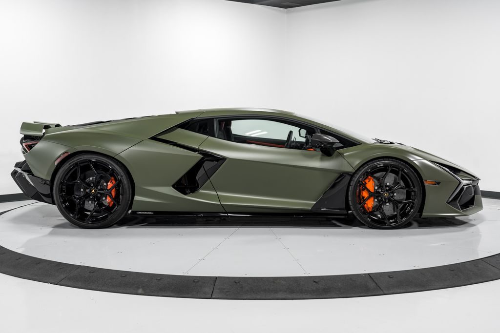 2024 Lamborghini Revuelto — photo 2 of 4