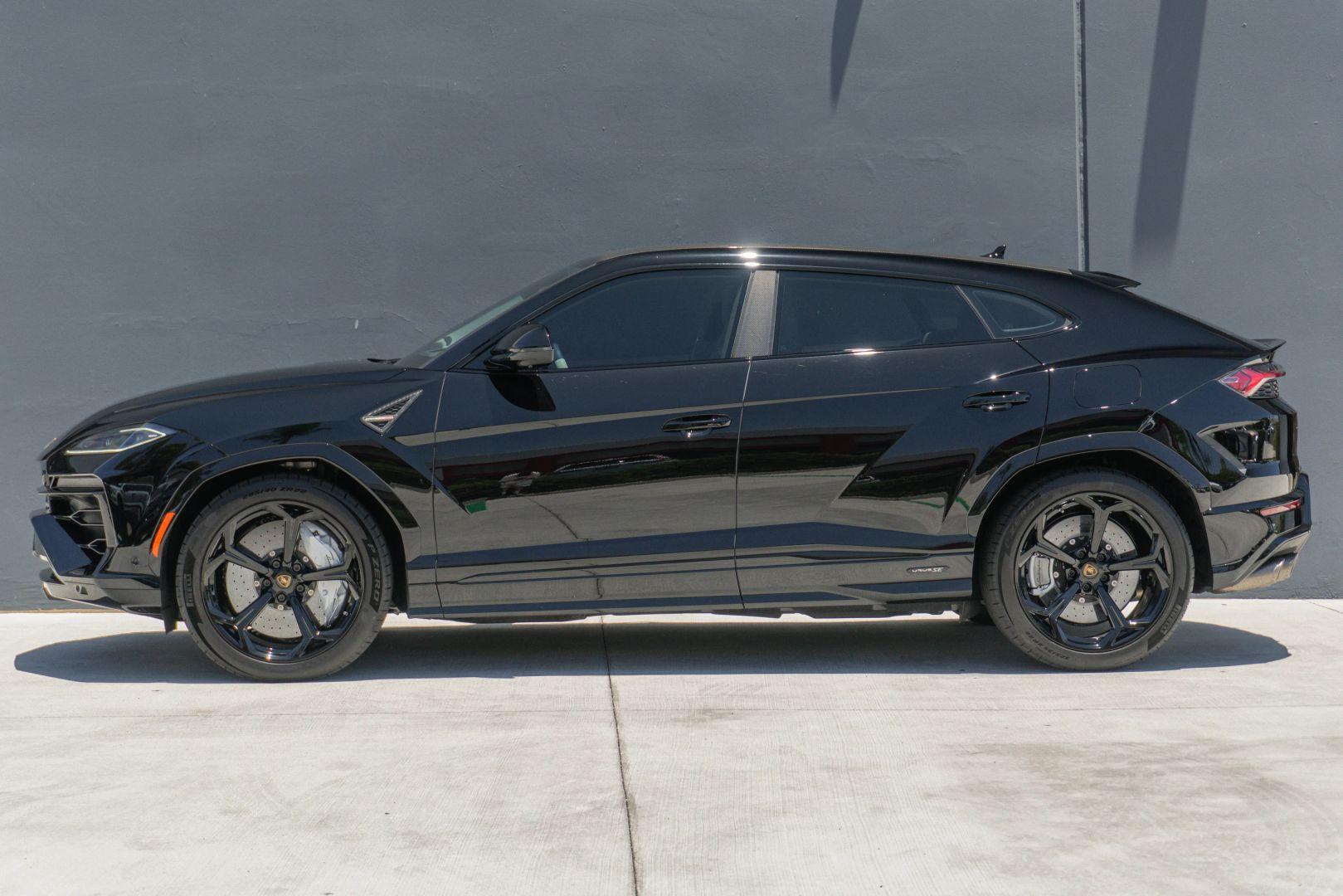 2026 Lamborghini Urus — photo 2 of 4