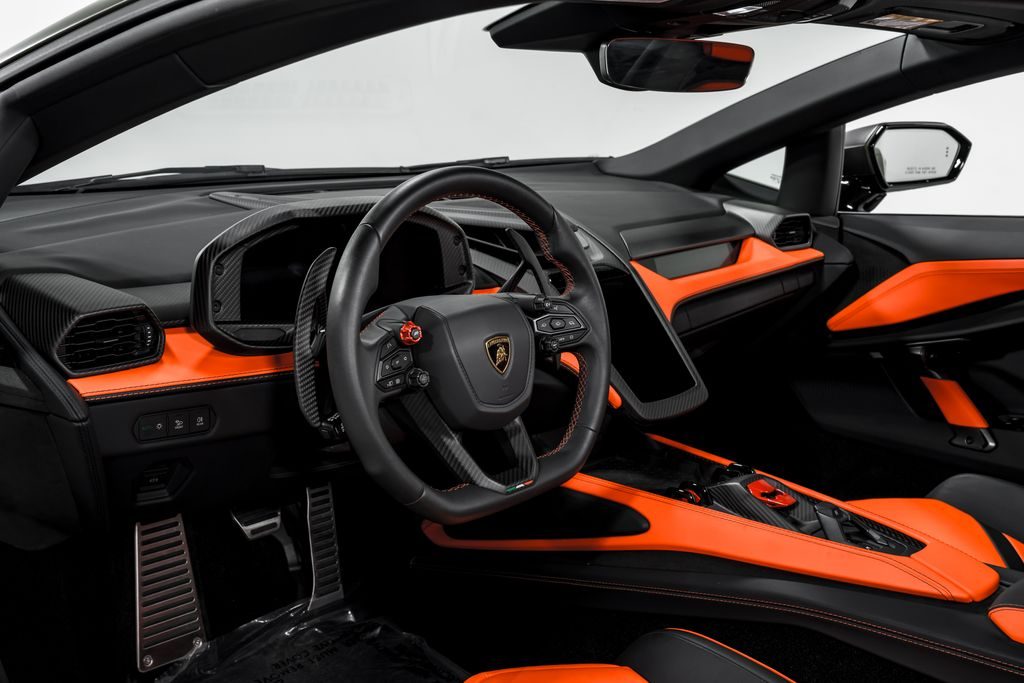 2024 Lamborghini Revuelto — photo 3 of 4