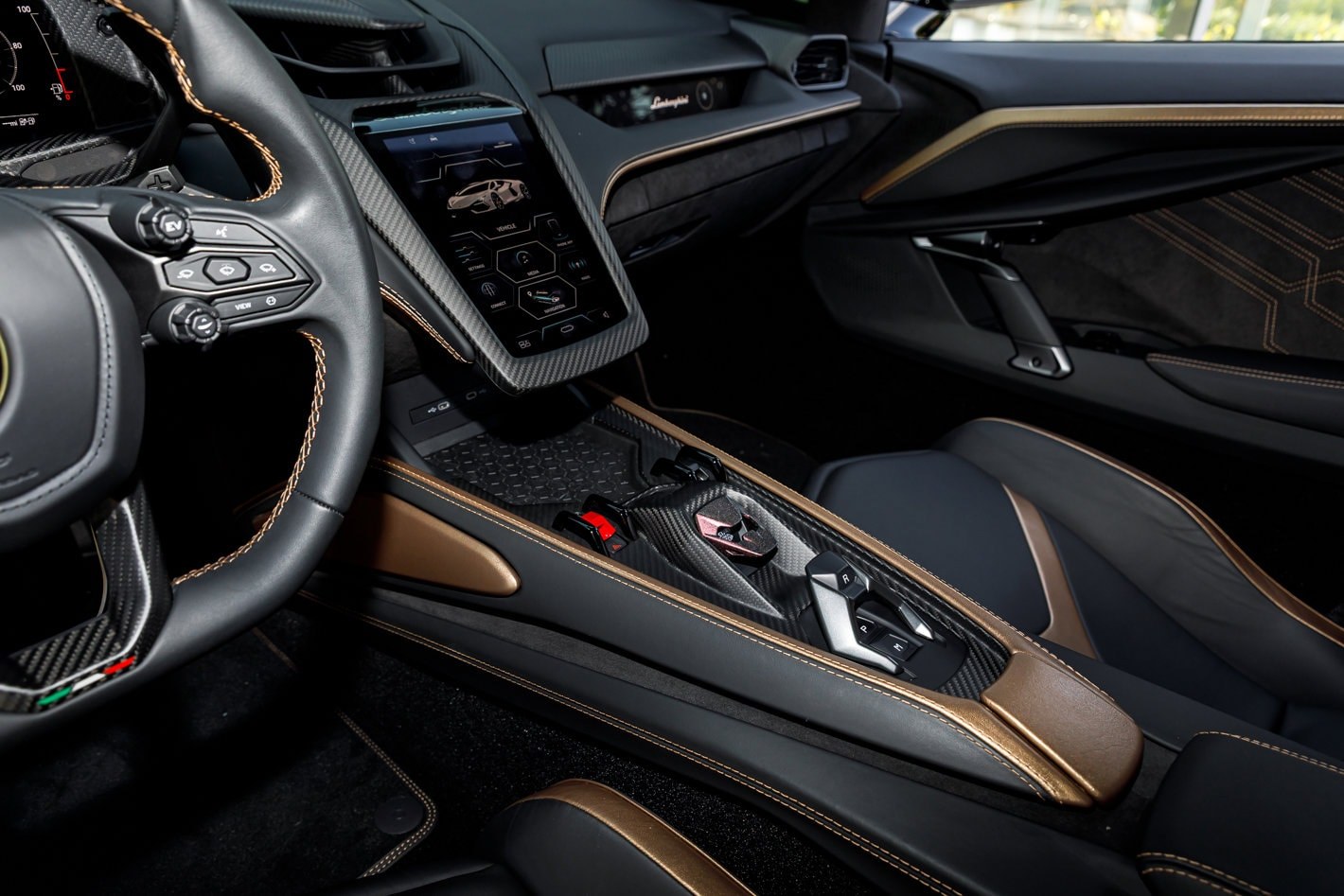 2024 Lamborghini Revuelto — photo 3 of 4